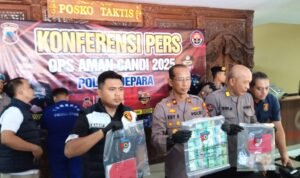 Pelaku Pengedar Uang Palsu di Jepara Ditangkap Polisi Pelaku Pengedar Uang Palsu di Jepara Ditangkap Polisi