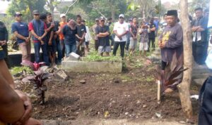 Bentuk Kepedulian Terhadap Warga, Tokoh Masyarakat Dayeuhkolot Tri Rahmanto Takziah ke Warga yang Meninggal