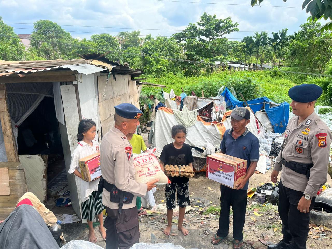 Program Berbagi Detasemen Gegana, Berikan Paket Sembako dan Penanaman Pohon