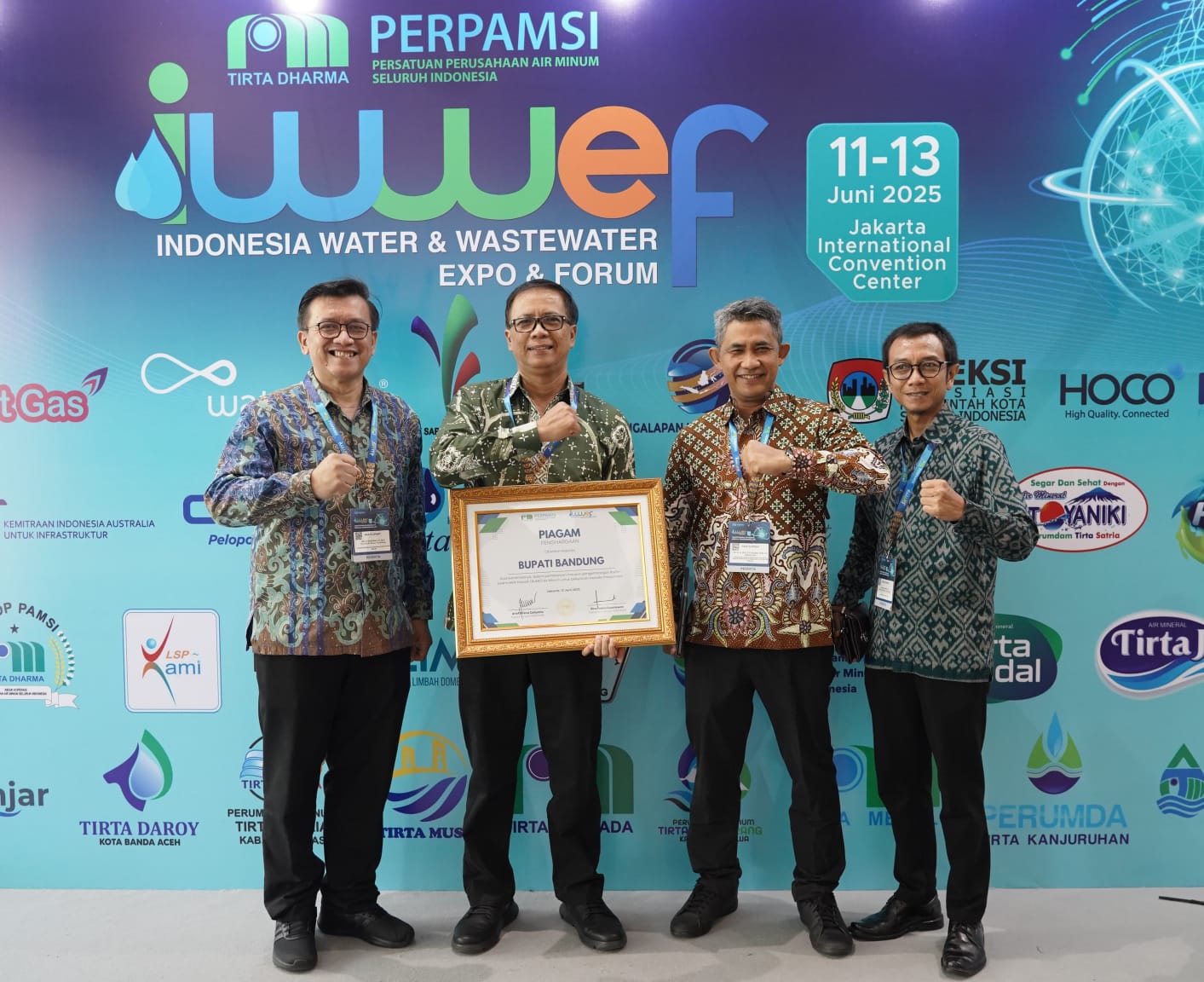 Bupati Dadang Supriatna Raih Penghargaan Kepala Daerah Inovatif dalam Pengembangan Air Minum dari Kemendagri.