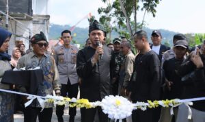 Bupati H Dadang Supriatna: Peningkatan Infrastruktur Jalan Percepat Pertumbuhan Ekonomi Masyarakat Bupati H Dadang Supriatna: Peningkatan Infrastruktur Jalan Percepat Pertumbuhan Ekonomi Masyarakat