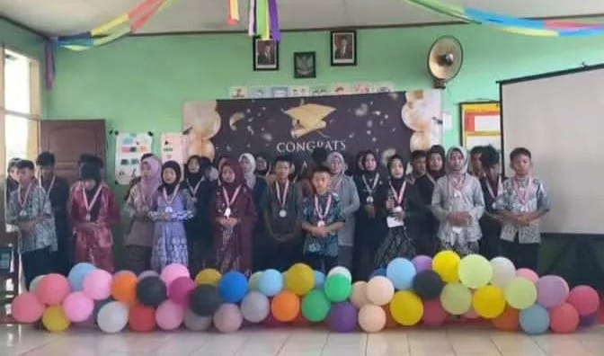 Kelulusan Sederhana Penuh Haru di SDN 12 Dayeuhkolot, Sejalan dengan Arahan Gubernur Jabar Kang Dedi Mulyadi