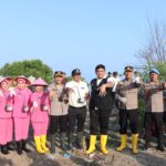 Pelajar, Mahasiswa, Ormas Hingga TNI Polri Ikuti Aksi Mageri Segoro dan Bersihkan Sampah Plastik di Jepara Pelajar, Mahasiswa, Ormas Hingga TNI Polri Ikuti Aksi Mageri Segoro dan Bersihkan Sampah Plastik di Jepara