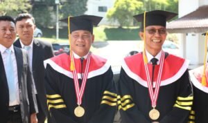 Ketua DPRD Kota Batam Sampaikan Ucapan Selamat atas Wisuda Doktoral Wali Kota Amsakar dan Sekwan Ridwan Ketua DPRD Kota Batam Sampaikan Ucapan Selamat atas Wisuda Doktoral Wali Kota Amsakar dan Sekwan Ridwan