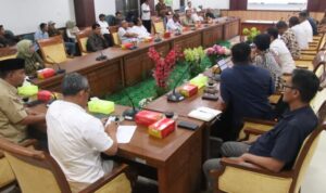 Komisi III DPRD Batam Gelar RDPU, Carikan Solusi Krisis Air Bersih di Tanjung Sengkuang dan Batu Merah Komisi III DPRD Batam Gelar RDPU, Carikan Solusi Krisis Air Bersih di Tanjung Sengkuang dan Batu Merah