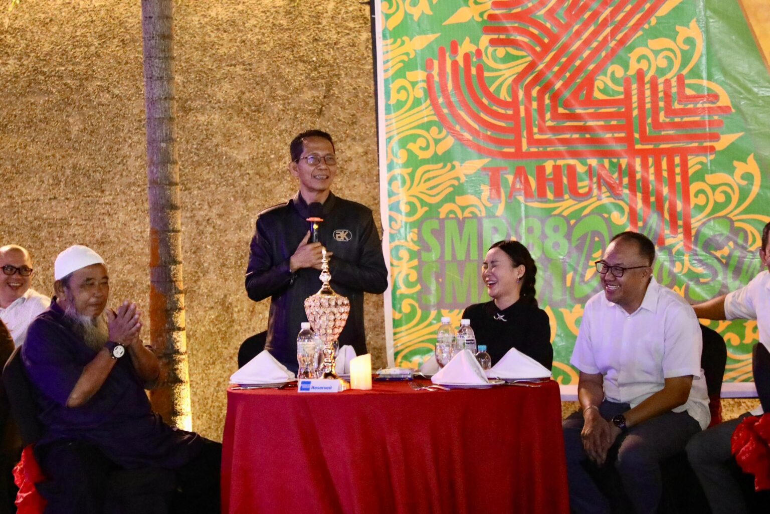 Reuni 34 Tahun SMP 1988 dan SMA 1991 Dabo Singkep, Amsakar-Li Claudia Lepas Rindu Bersama Teman dan Guru