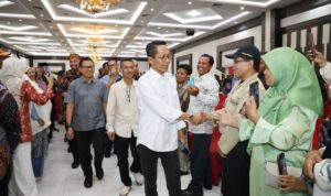 Batam Catat Sejarah Baru, Amsakar Resmi Luncurkan Program Jaminan Sosial Ketenagakerjaan Bagi RT, RW, LPM dan Pekerja Rentan Batam Catat Sejarah Baru, Amsakar Resmi Luncurkan Program Jaminan Sosial Ketenagakerjaan Bagi RT, RW, LPM dan Pekerja Rentan