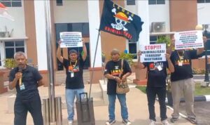 Gordon Hassler dan Ujian Keadilan: Ketika Suara Rakyat Menggema di Depan Pengadilan Gordon Hassler dan Ujian Keadilan: Ketika Suara Rakyat Menggema di Depan Pengadilan