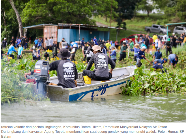 Jaga Kualitas Air, BP Batam bersama Masyarakat Gotong Royong Bersihkan Waduk