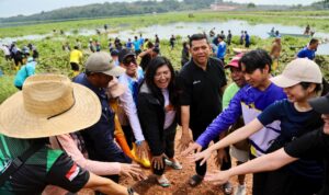 Gotong Royong bersama Masyarakat Bersihkan Waduk Duriangkang Gotong Royong bersama Masyarakat Bersihkan Waduk Duriangkang