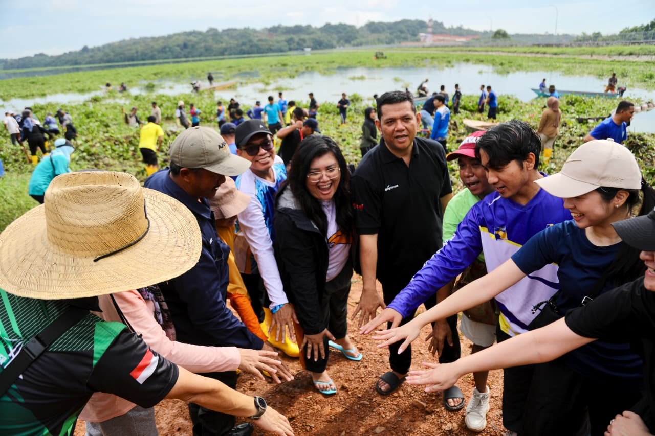 Gotong Royong bersama Masyarakat Bersihkan Waduk Duriangkang