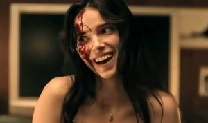 inde-navarrette-as-nikki-smiling-while-covered-in-blood-in-obsession-2026.jpg